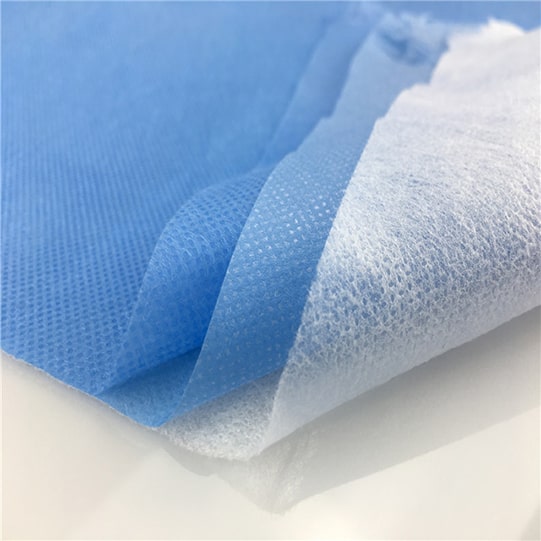 Макро снимка на три къса - два сини и един бял - spunbond нетъкан текстил от 100% полипропилен